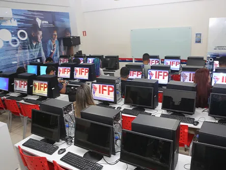 Computadores na sala de aula da Unidade IFP Novo Gama