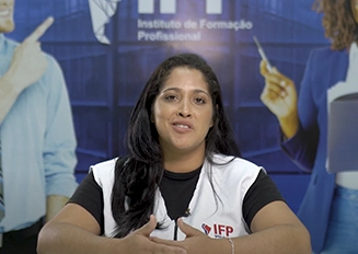 Idosa e jovem cuidadora formada pela IFP